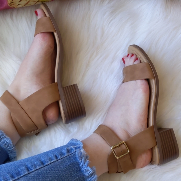 🛑 SOLD 🛑Tan Block Heel Sandal - Picture 5 of 8